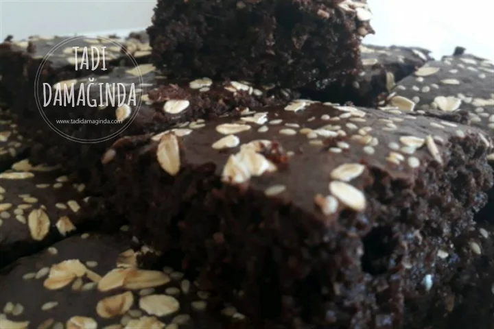 Şekersiz ve Glütensiz Kakaolu Kek