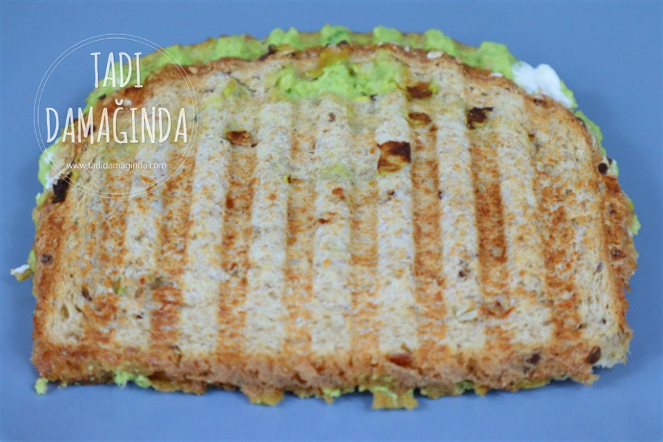 3 Peynirli Yumurtalı Avokadolu Tost