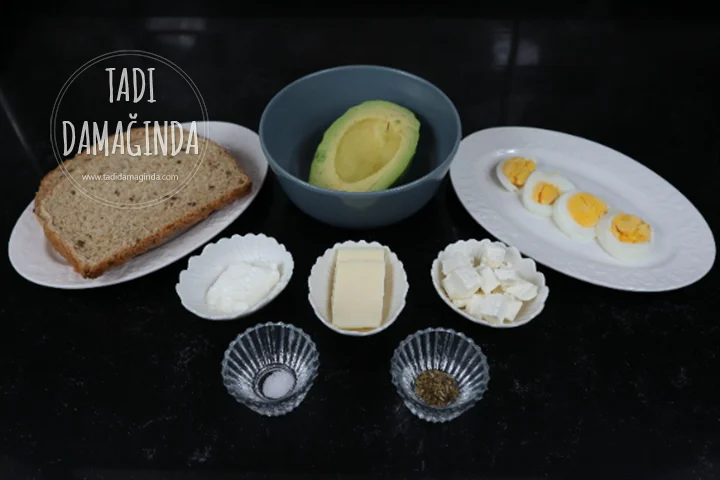 3 Peynirli Yumurtalı Avokadolu Tost
