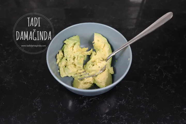 3 Peynirli Yumurtalı Avokadolu Tost