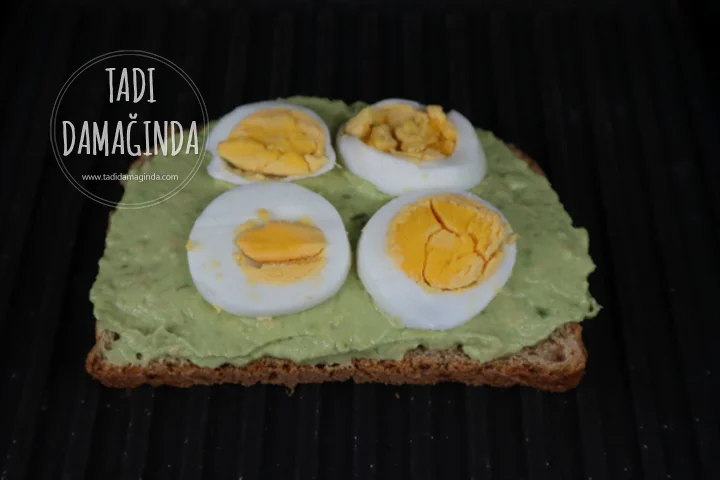 3 Peynirli Yumurtalı Avokadolu Tost