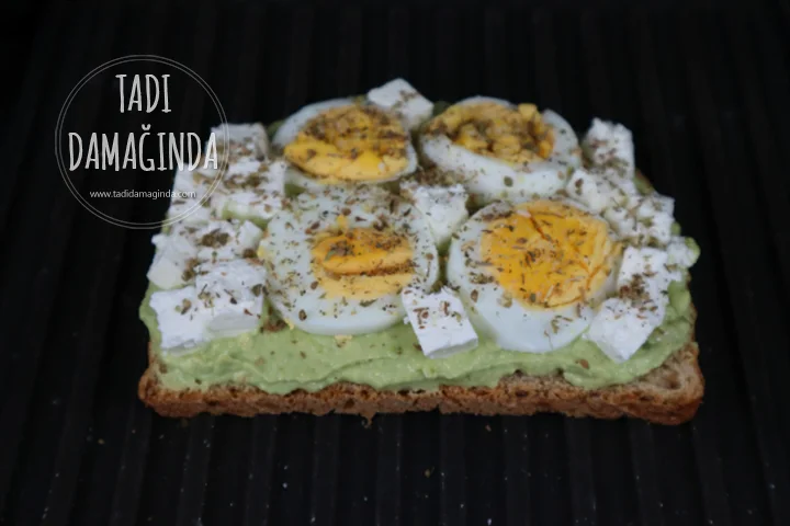 3 Peynirli Yumurtalı Avokadolu Tost