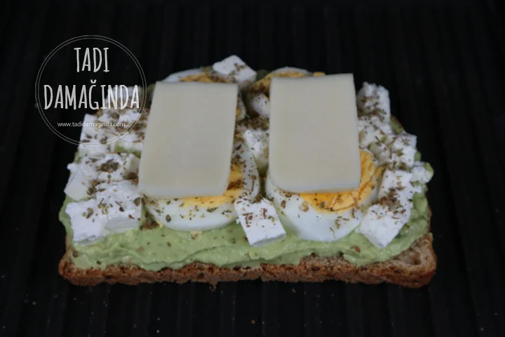 3 Peynirli Yumurtalı Avokadolu Tost