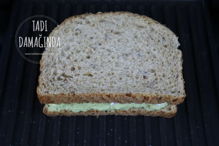 3 Peynirli Yumurtalı Avokadolu Tost