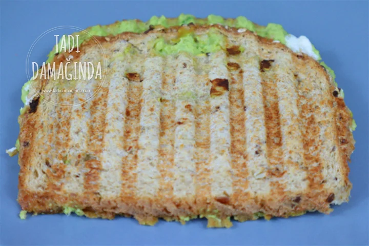 3 Peynirli Yumurtalı Avokadolu Tost