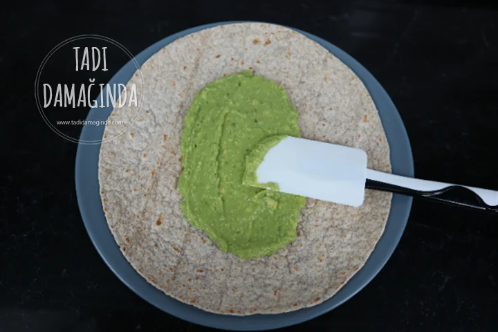 Avokado Soslu Kıymalı Enfes Lavaş