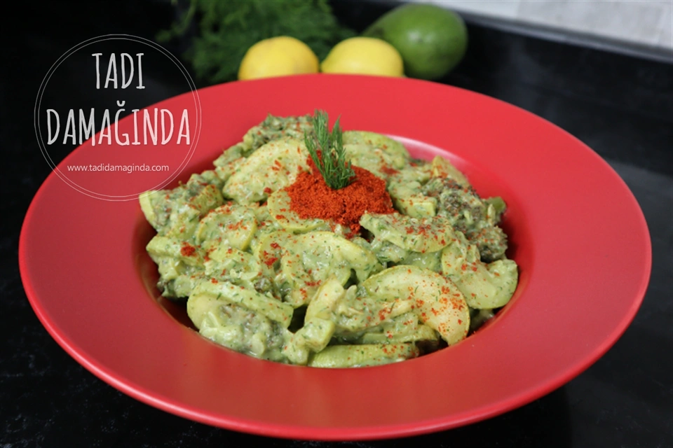 Zencefilli Avokado Soslu Fırında Sebze Salatası