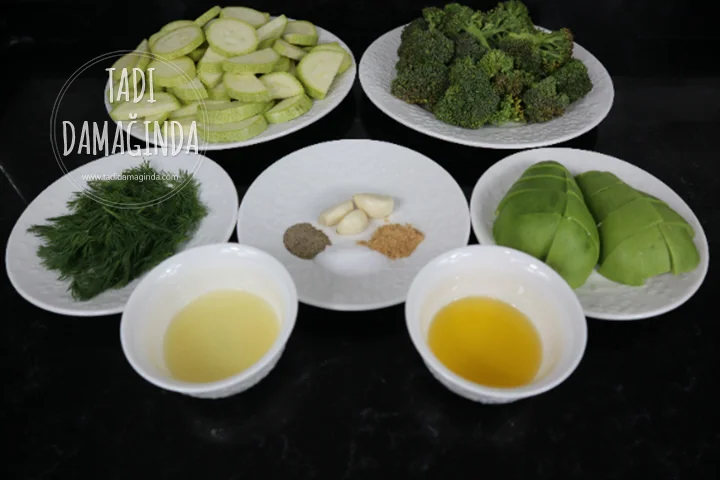 Zencefilli Avokado Soslu Fırında Sebze Salatası