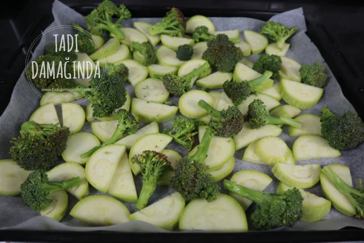 Zencefilli Avokado Soslu Fırında Sebze Salatası