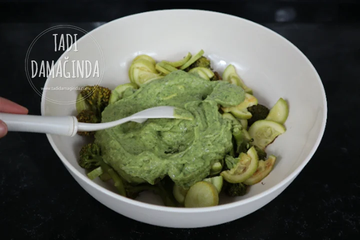 Zencefilli Avokado Soslu Fırında Sebze Salatası