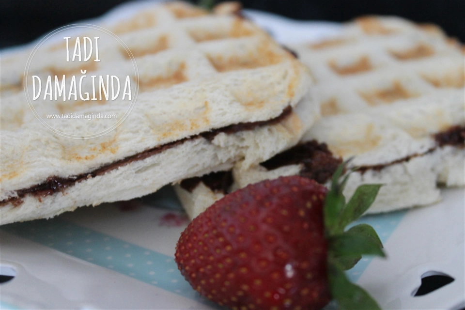 Çikolatalı Meyveli Tost (Yalancı Waffle)