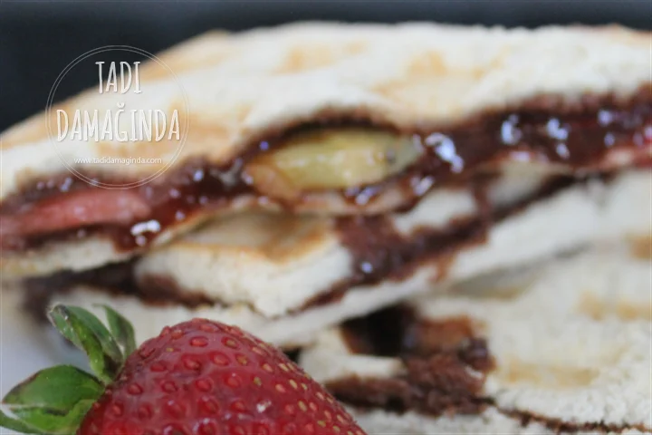 Çikolatalı Meyveli Tost (Yalancı Waffle)