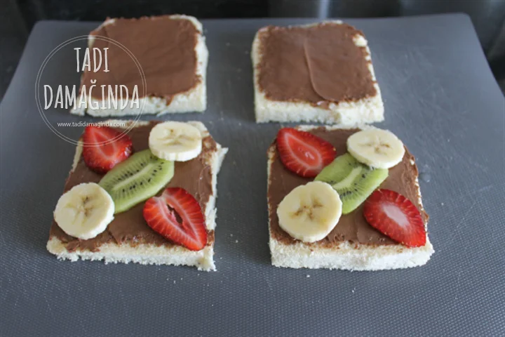 Çikolatalı Meyveli Tost (Yalancı Waffle)