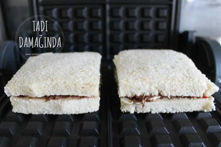 Çikolatalı Meyveli Tost (Yalancı Waffle)