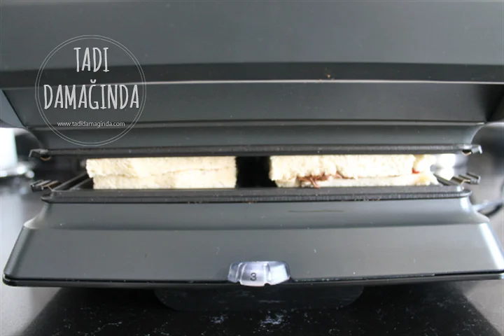 Çikolatalı Meyveli Tost (Yalancı Waffle)