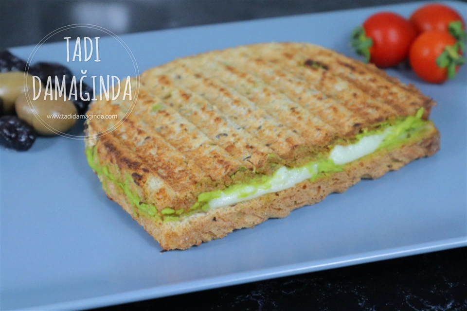 Domatesli Kaşarlı Avokado Tost