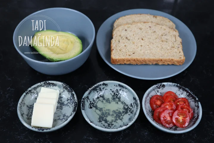 Domatesli Kaşarlı Avokado Tost