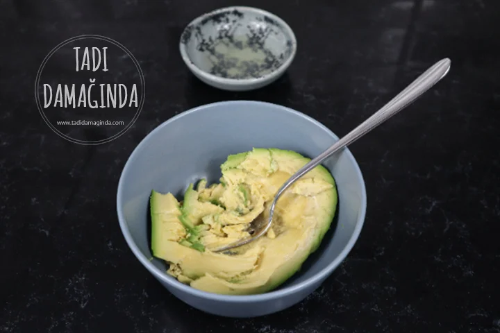 Domatesli Kaşarlı Avokado Tost