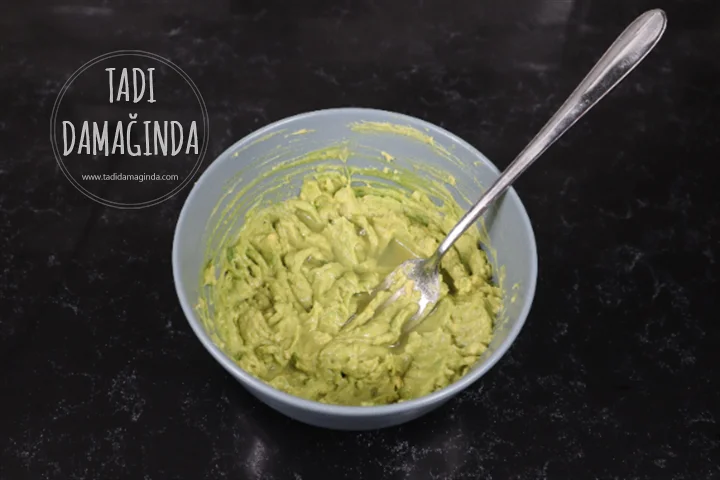 Domatesli Kaşarlı Avokado Tost