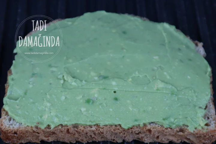 Domatesli Kaşarlı Avokado Tost