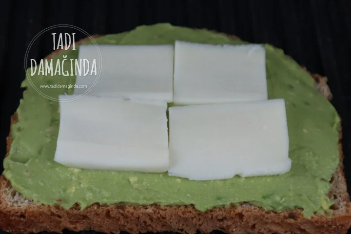 Domatesli Kaşarlı Avokado Tost