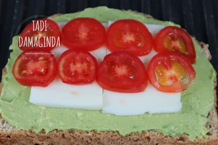 Domatesli Kaşarlı Avokado Tost