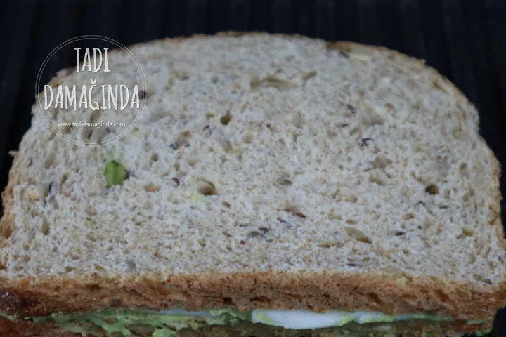Domatesli Kaşarlı Avokado Tost