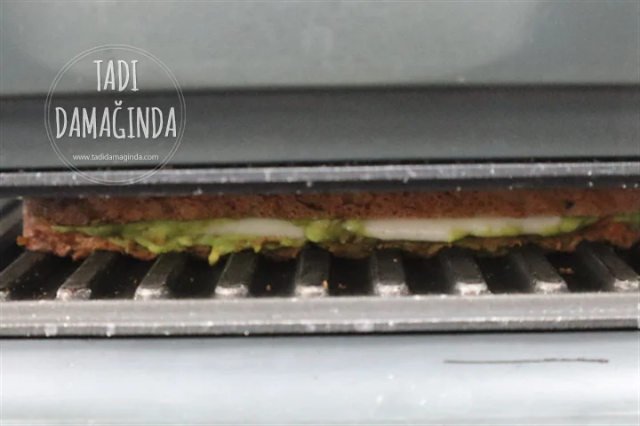 Domatesli Kaşarlı Avokado Tost