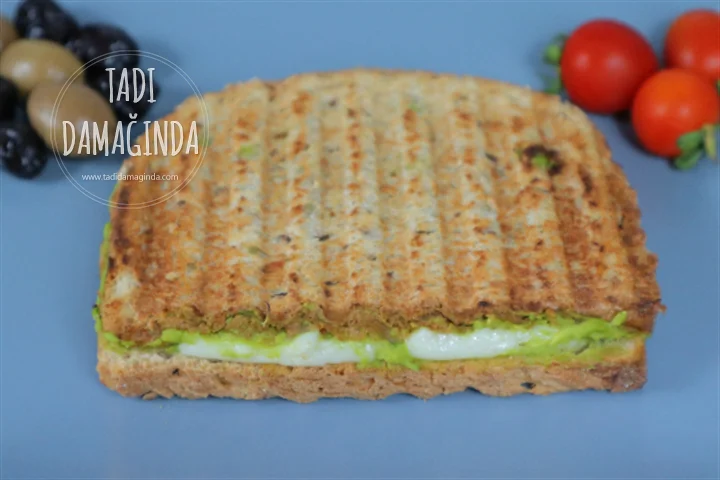 Domatesli Kaşarlı Avokado Tost