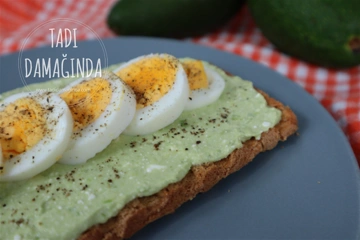 Ekmek Üstü Avokadolu Yumurta
