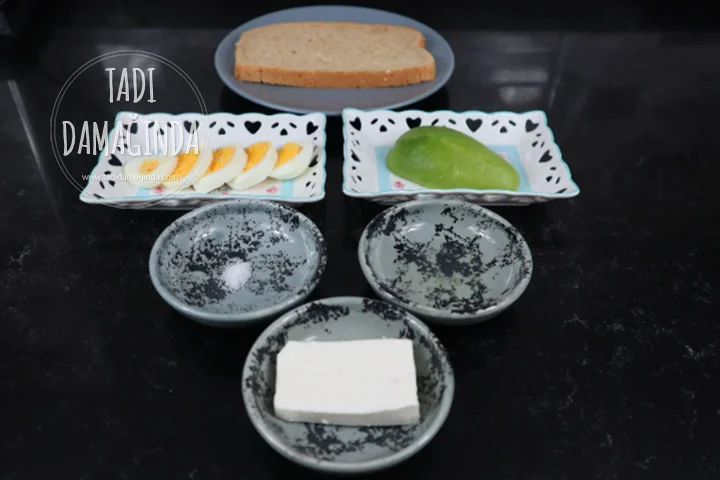 Ekmek Üstü Avokadolu Yumurta