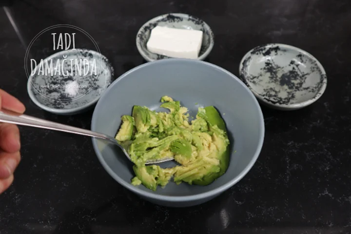 Ekmek Üstü Avokadolu Yumurta