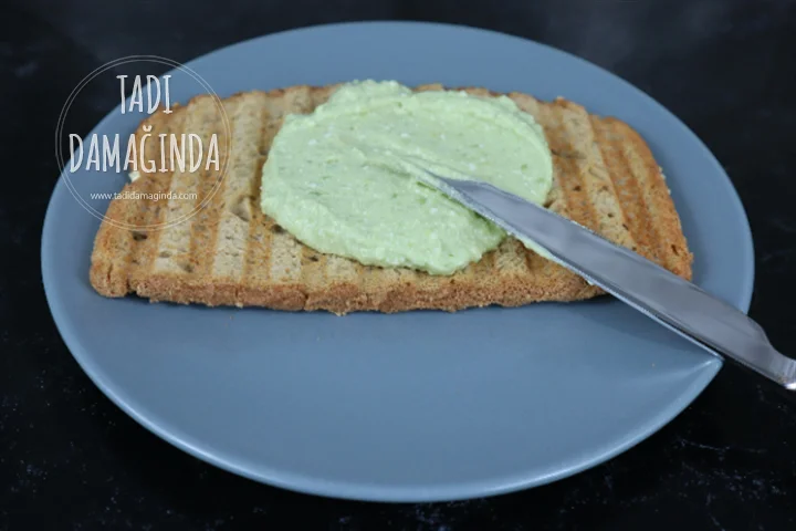 Ekmek Üstü Avokadolu Yumurta