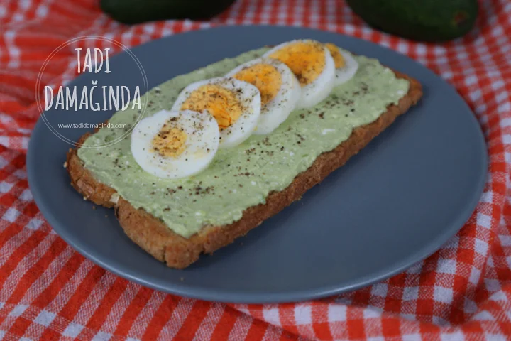 Ekmek Üstü Avokadolu Yumurta
