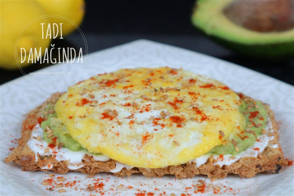 Ekmek Üstü Labneli Yumurtalı Avokado
