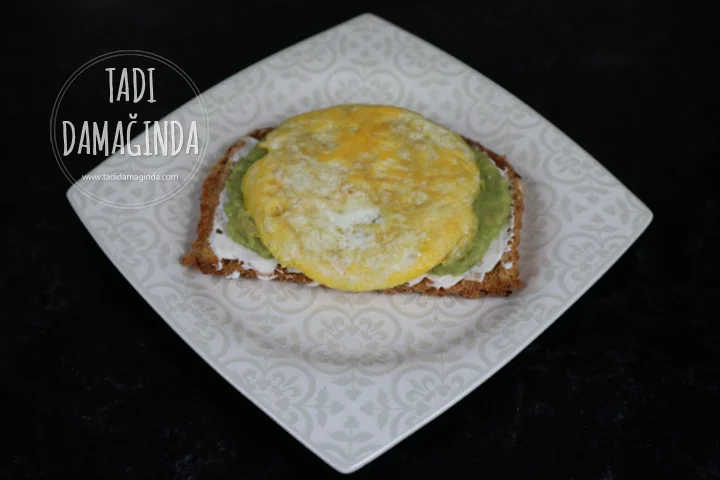 Ekmek Üstü Labneli Yumurtalı Avokado