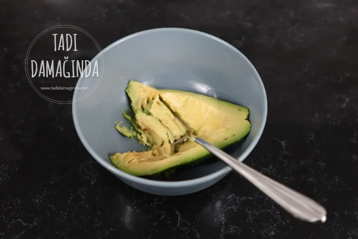 Ekmek Üstü Labneli Yumurtalı Avokado