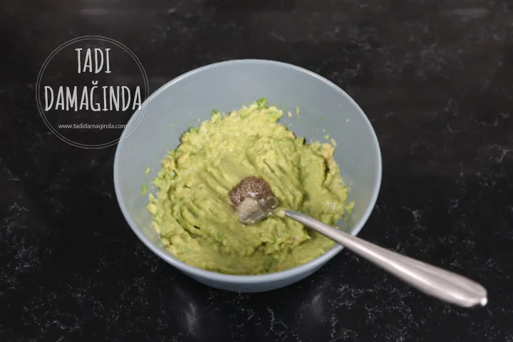 Ekmek Üstü Labneli Yumurtalı Avokado