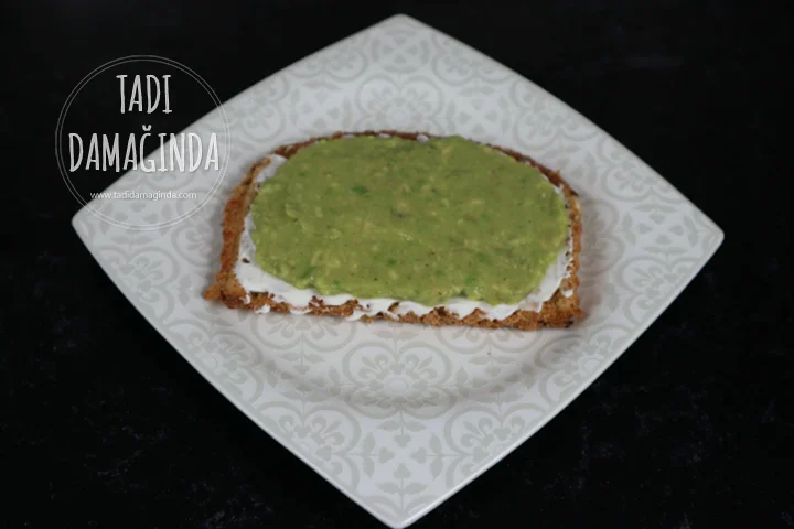 Ekmek Üstü Labneli Yumurtalı Avokado