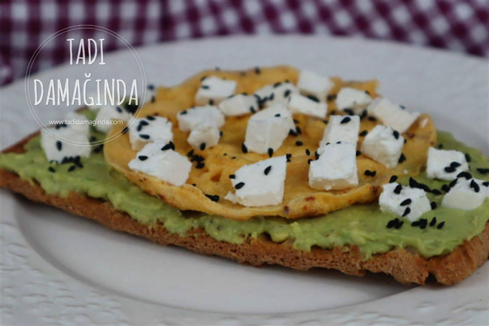 Ekmek Üstü Yumurtalı Avokado