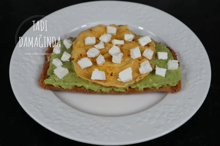 Ekmek Üstü Yumurtalı Avokado