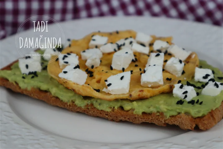 Ekmek Üstü Yumurtalı Avokado