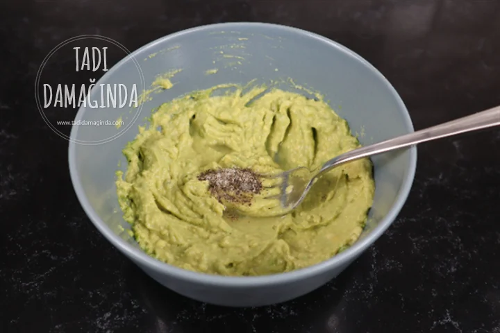 Ekmek Üstü Yumurtalı Avokado