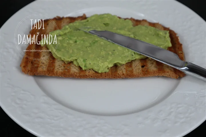 Ekmek Üstü Yumurtalı Avokado