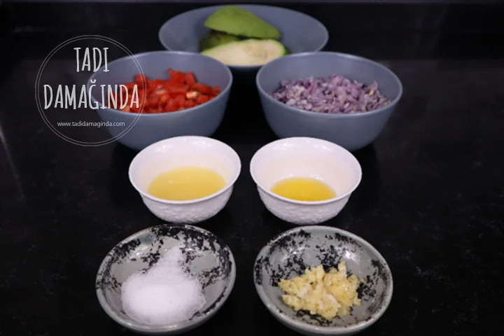 Guacamole (Domatesli Soğanlı Avokado Dip Sos)