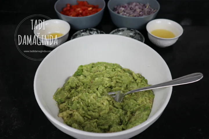 Guacamole (Domatesli Soğanlı Avokado Dip Sos)