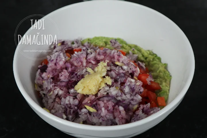 Guacamole (Domatesli Soğanlı Avokado Dip Sos)