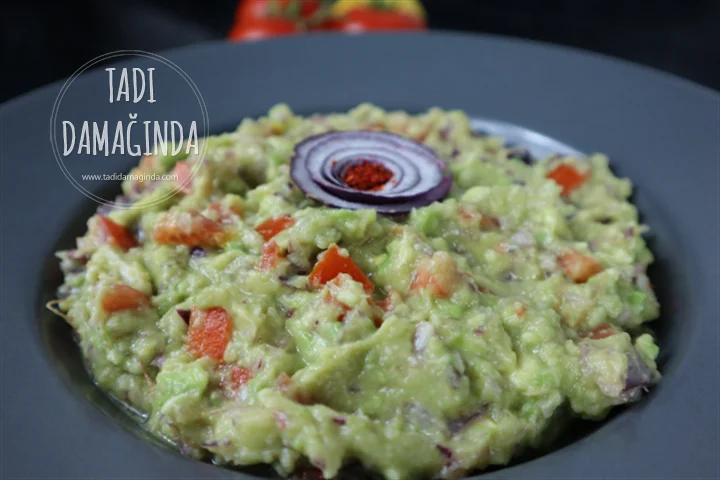 Guacamole (Domatesli Soğanlı Avokado Dip Sos)