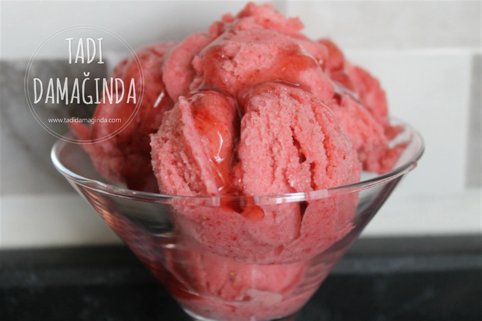 Muzlu Çilekli Şekersiz Dondurma