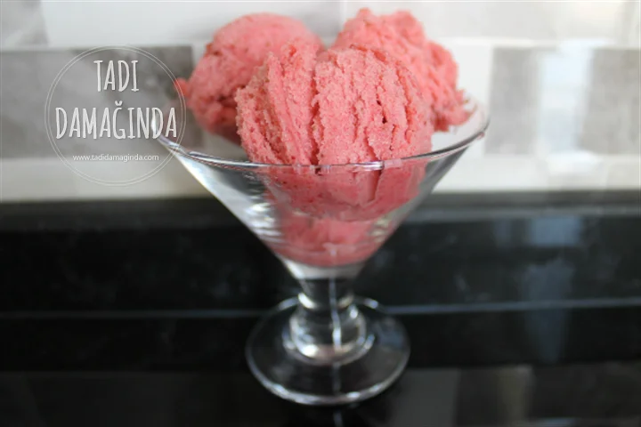 Muzlu Çilekli Şekersiz Dondurma